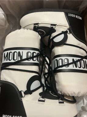 Moon 
Boot Cream and Black Kid’s Snow Boots with Bold Logo